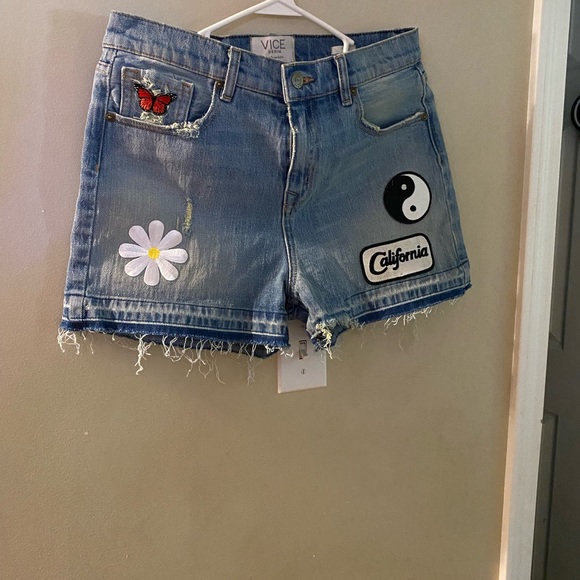 Pants - Jean shorts with patches